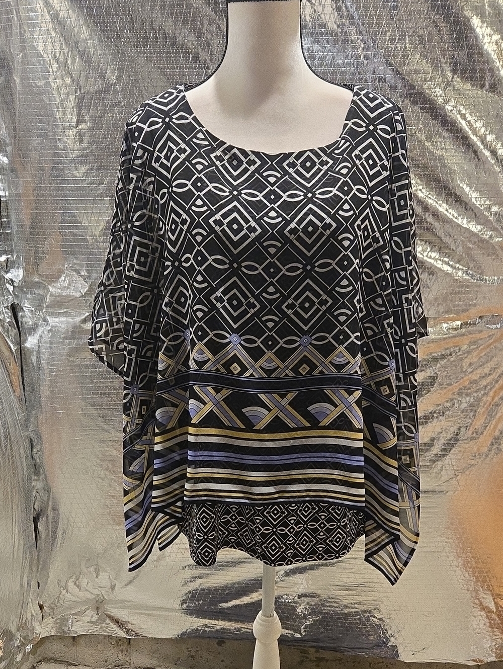 Geometric Scoop Neck Tunic Top in Black and Cream
